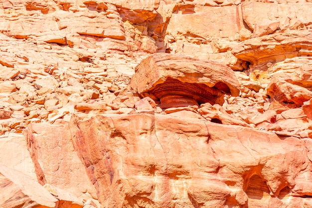 Canyon de Salam coloré dans la péninsule du Sinaï, belles pierres calcaires incurvées.