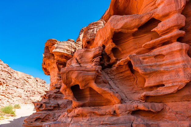 Canyon de Salam coloré dans la péninsule du Sinaï, belles pierres calcaires incurvées.