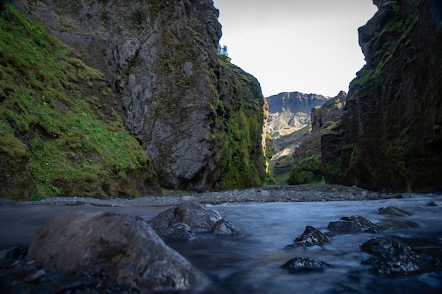 Canyon de Stakkholtsgja avec rivière en Islande près de Posmork