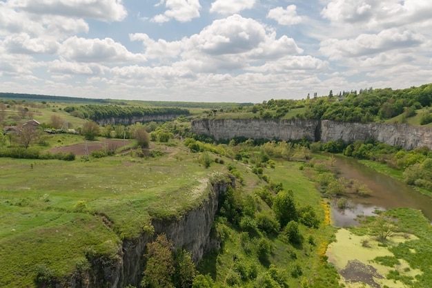 Canyon vert à KamenetzPodolsk Ukraine et le ciel avec des nuages