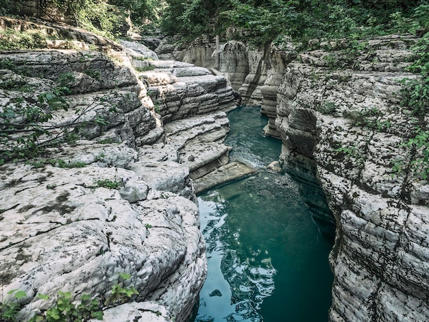 Canyon White Rocks avec de l'eau bleue de la rivière. Destination de voyage à Sotchi, Russie