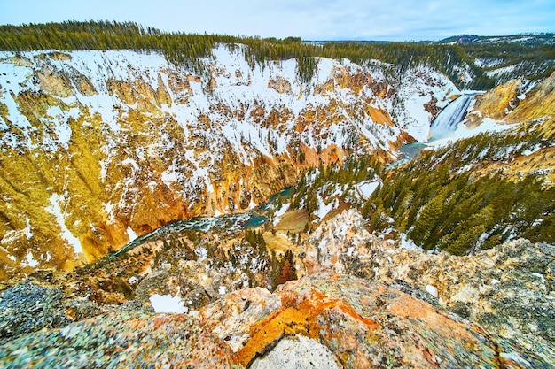 Canyons enneigés de Yellowstone depuis le point de vue avec Upper Falls