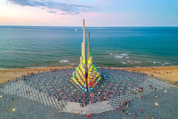 Cap Nghinh Phong avec place, plage, parc, beau ciel coucher de soleil.