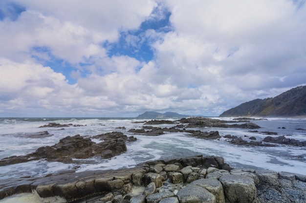 Le cap Stolbchaty sur l'île de Kunashir Kouriles, une formation géologique volcanique unique comprenant...