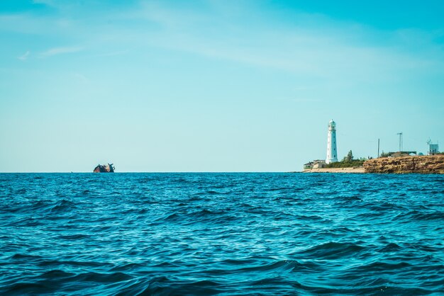 Cap Tarkhankut en été par temps ensoleillé. phare, navire coulé. Crimée, Russie. tourisme, belles plages. montagnes, couleur de l'eau turquoise de la mer