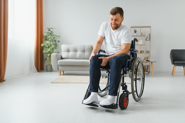 Capable handicapé essayant de se lever du fauteuil roulant
