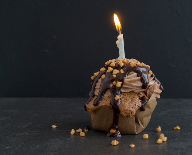 Capcake au chocolat avec une bougie pour l&#39;anniversaire.