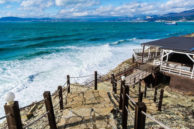 Cape Doob La tempête et les vagues de la baie Tsemess Navires sur la rade de Novorossiysk