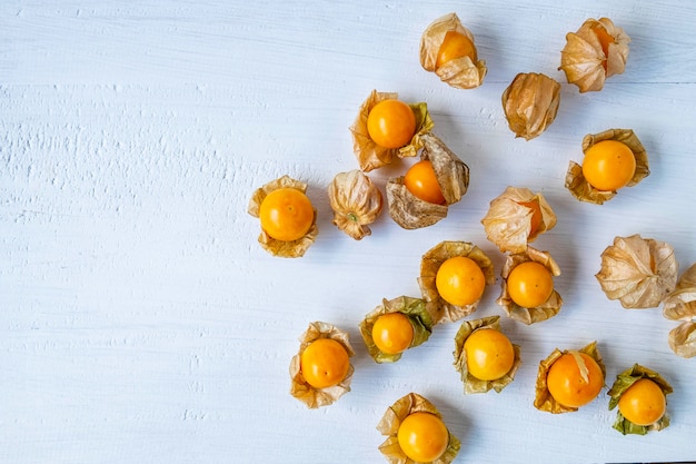 Cape Gooseberry fruit sur une planche de bois blanc