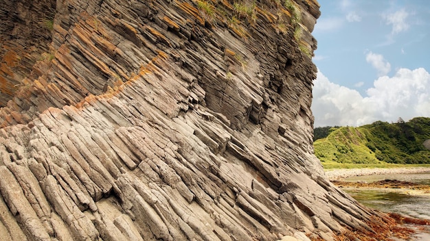 Cape Stolbchaty, Cap Géographique Sur La Rive Est De L'île De Kounashir De L'oblast De Sakhaline, En Russie. Composé De Couches De Laves Basaltiques Du Volcan Mendeleïev.