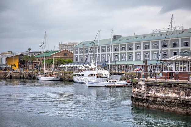 Photo cape town waterfront un lieu touristique moderne avec des centres commerciaux et des restaurants