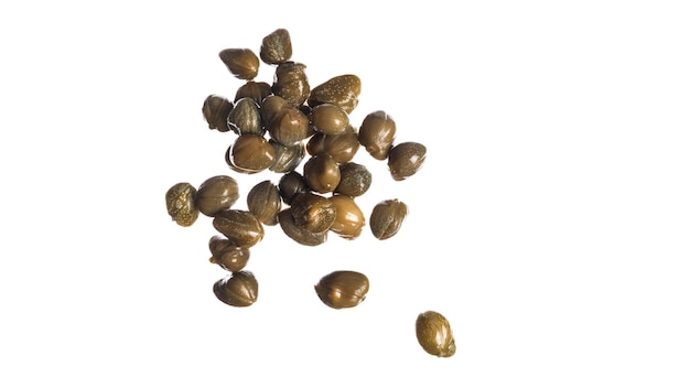 Capers marinés isolés sur fond blanc
