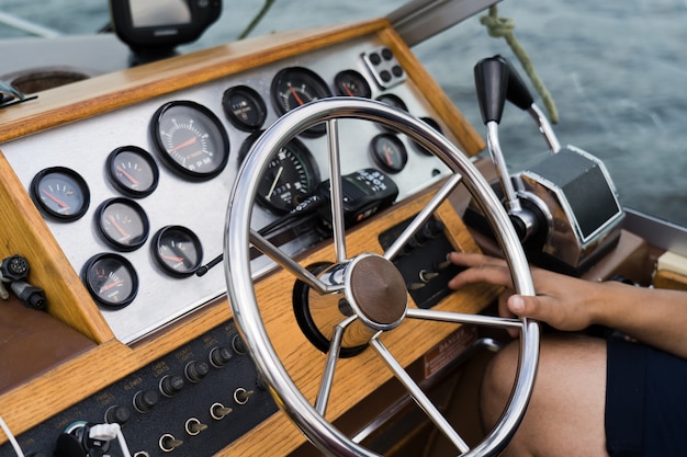 Photo capitaine à la barre d'un vieux yacht, tableau de bord.