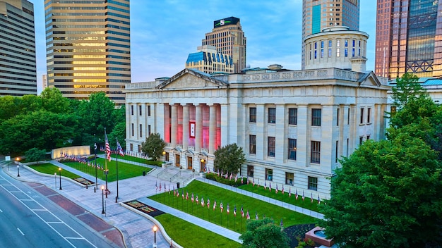 Capital Square Foundation Columbus Ohio avec des drapeaux sur la pelouse verte au lever du soleil aérien