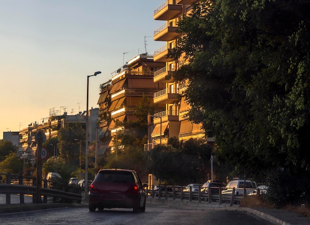 Capitale grecque Athènes Rue avec voitures et architecture grecque typique au coucher du soleil en Grèce