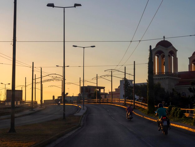 Capitale grecque Athènes Rue avec voitures et architecture grecque typique au coucher du soleil en Grèce