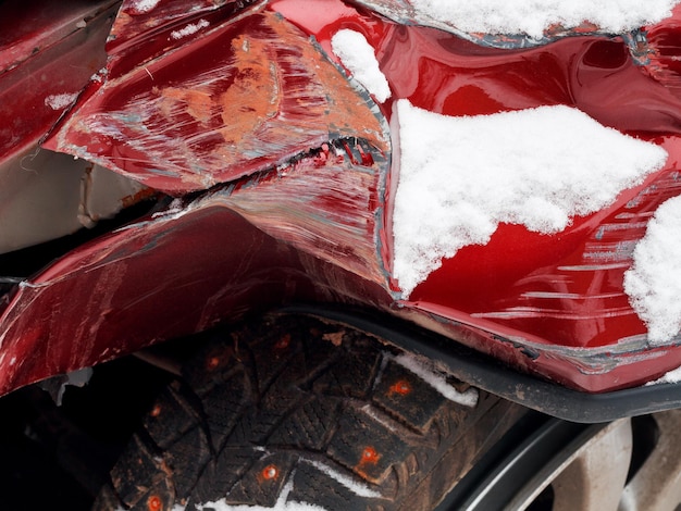 Capot de voiture froissé après un accident de la circulation en hiver