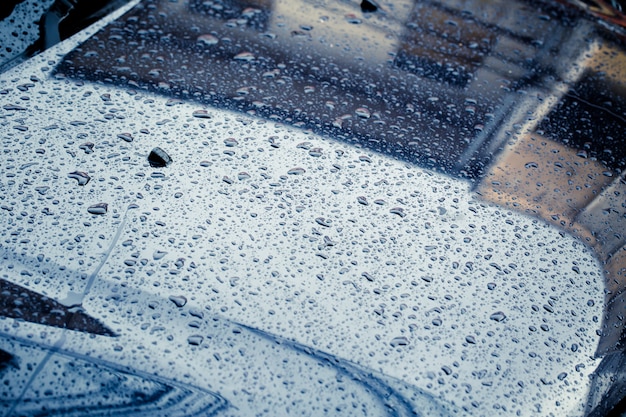 Capot de voiture avec pluie goutte humide ton propre couleur sombre tempête en saison des pluies