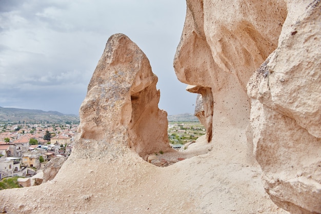 Cappadoce ville souterraine à l'intérieur des rochers la vieille ville de piliers de pierre