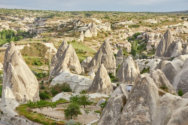 Cappadoce ville souterraine à l'intérieur des roches, vieille ville de piliers de pierre.Paysages fabuleux de montagnes de Cappadoce Goreme, Turquie