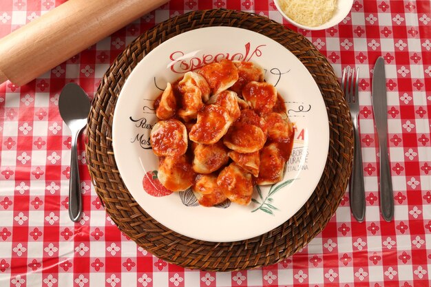 cappelletti 4 fromages avec sauce rouge.