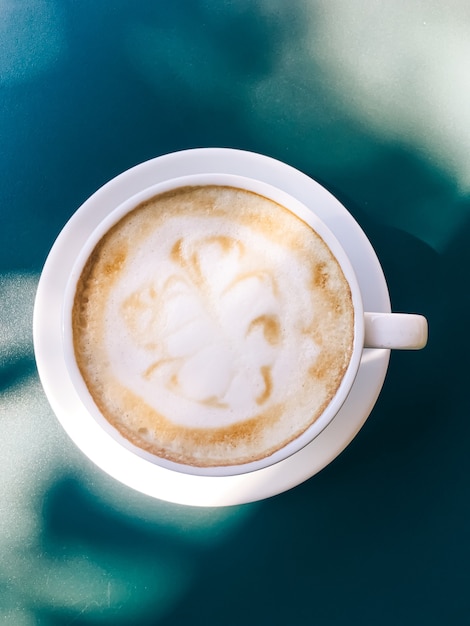 Cappuccino au café d'été en plein air