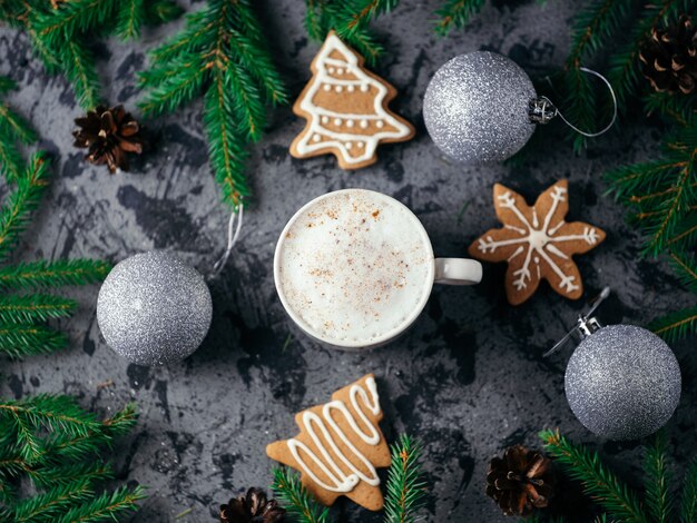 Cappuccino au café de Noël avec biscuits maison au gingembre