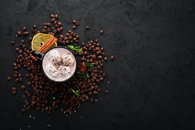 Cappuccino au lait et noix et guimauve Sur fond de pierre noire Vue de dessus Espace de copie gratuit