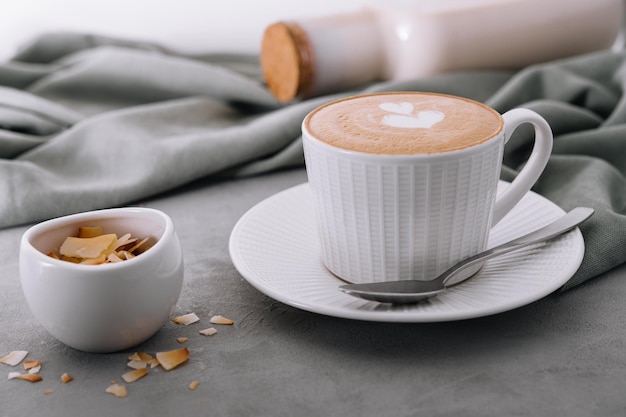 Cappuccino ou café au lait en forme de coeur