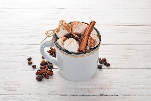 Cappuccino à la cannelle et à la guimauve Vue de dessus Sur un fond en bois Copiez l'espace