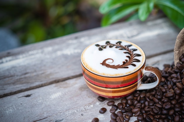 Cappuccino chaud sur une vieille table en bois