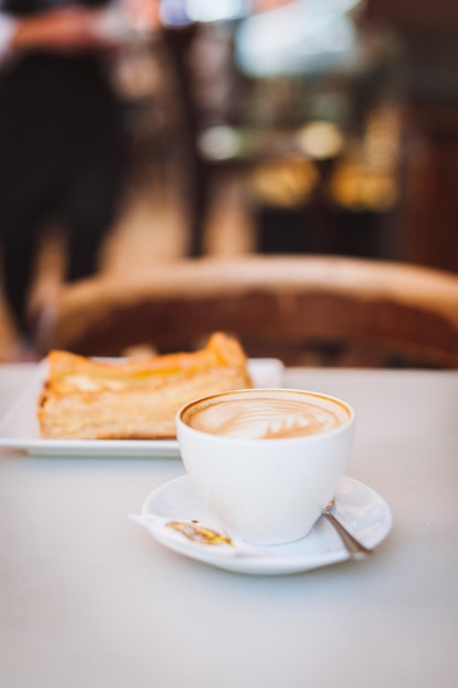 Cappuccino avec collation servi sur la table dans le café