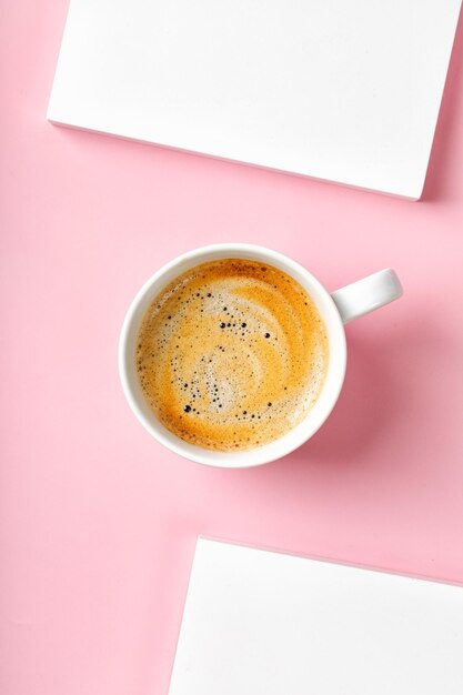 Cappuccino dans une tasse à café sur fond rose Espresso ristretto boisson avec mousse Vue de dessus copie espace
