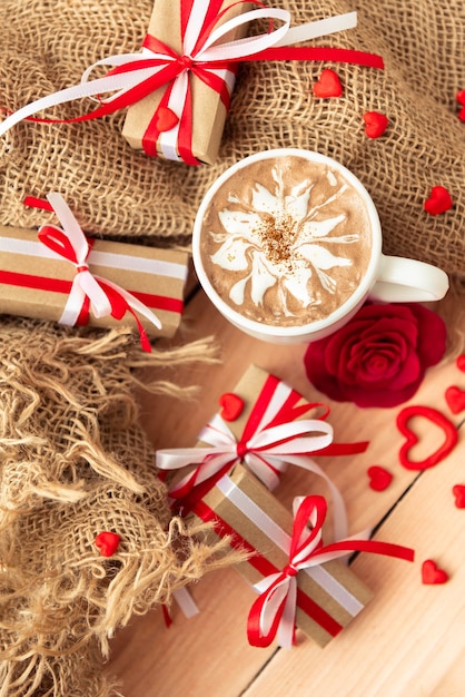 Cappuccino fraîchement préparé pour la Saint-Valentin avec des cadeaux.