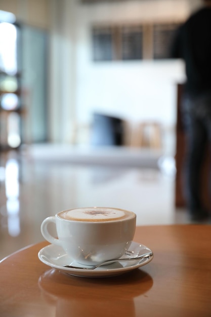 Cappuccino ou Latte art café à base de lait sur la table en bois du café