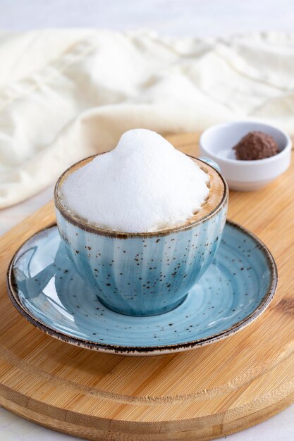 Cappuccino mousse sur un fond de bois blanc