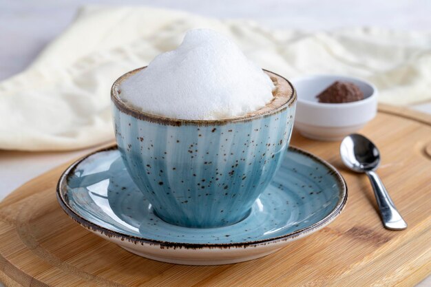 Cappuccino mousse sur un fond de bois blanc