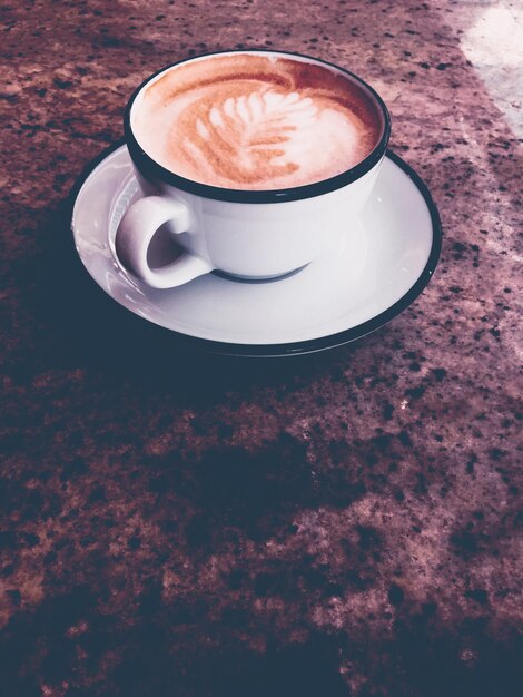 Cappuccino pour le petit déjeuner à la cafétéria tasse à café sur table dans un café parisien