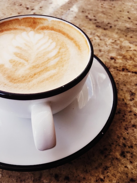 Cappuccino pour le petit déjeuner à la cafétéria tasse à café sur table dans un café parisien