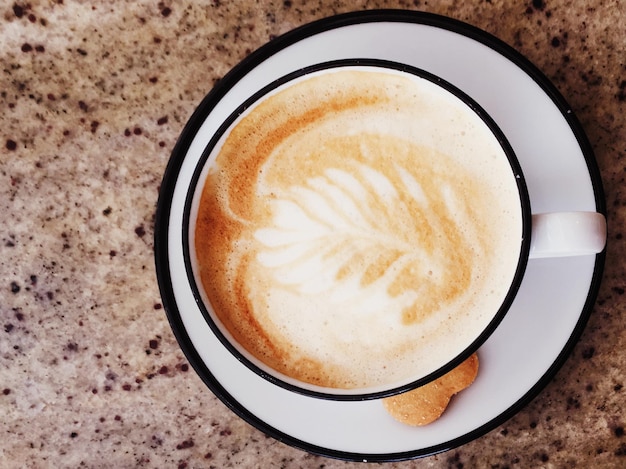 Cappuccino pour le petit déjeuner à la cafétéria tasse à café sur table dans un café parisien