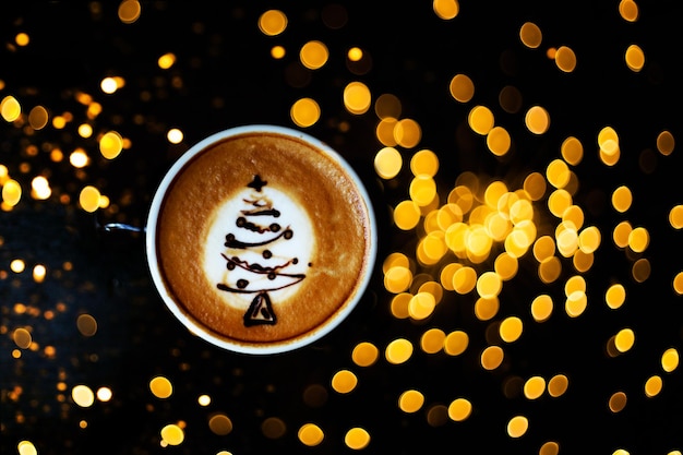 Cappuccino savoureux avec l'art de latte d'arbre de Noël