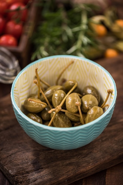 Câpres entières dans un bol de nourriture de bar à tapas espagnoles