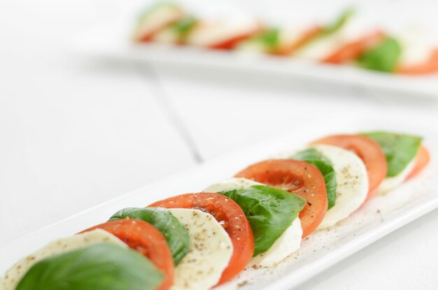 Caprese classique - tomates mozzarella et basilic