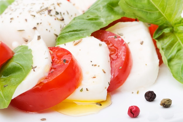 Caprese Salad. Mozzarella, tomates fraîches et feuilles de basilic