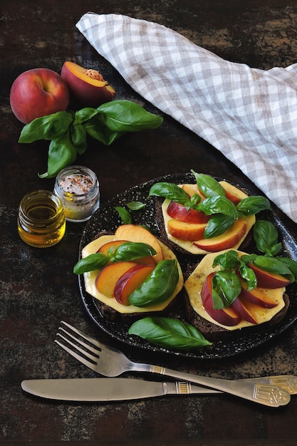 Caprese sandwiches à la pêche. Keto sandwiches. Régime céto.