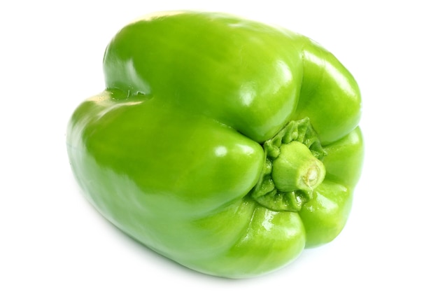 Capsicum vert isolé sur fond blanc