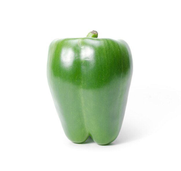 Capsicum vert ou poivron sur fond blanc