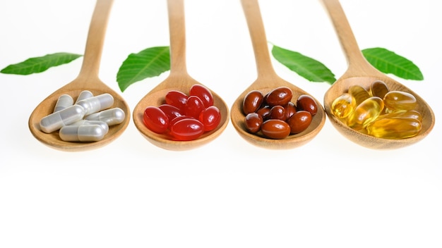 Capsule de comprimé de pilules de médecine alternative et suppléments organiques de vitamine sur le fond blanc