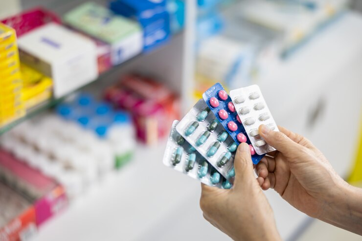 Photo capsule à la main de la pharmacienne
