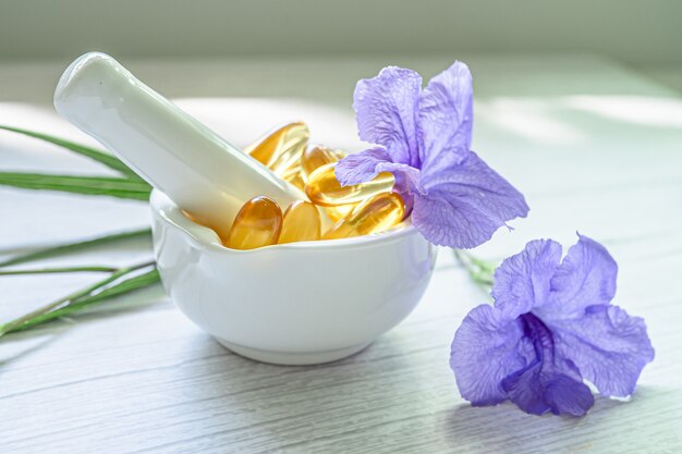 Capsule organique à base de plantes de médecine alternative avec de la vitamine E oméga 3, huile de poisson, minérale, médicament avec des suppléments naturels de feuilles d'herbes pour une bonne vie saine.